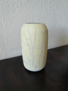 Vase raku nu sur fond jaune