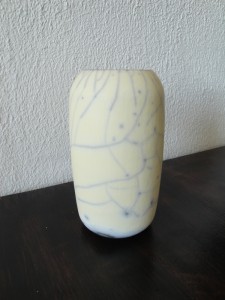 Vase raku nu sur fond jaune