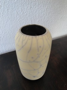 Vase raku nu sur fond jaune
